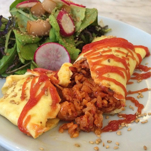 Korean Omurice – Koreanisches Omelett auf Kimchi-Reis (오므라이스)
