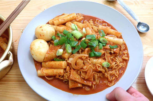 Koreanische Ramen mit Tteokbokki – Rabokki (라볶이)