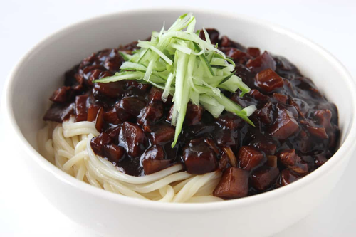 Koreanische Nudeln mit schwarzer Bohnensauße – Jjajangmyeon (자장면)