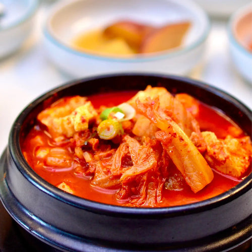 Scharfer Tofu-Eintopf mit Kimchi und Schweinebauch – Kimchi Sundubu-Jjigae (김치순두부찌개)