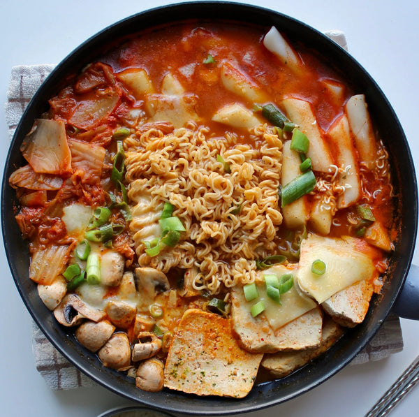 Army Base-Eintopf – Budae Jjigae (부대찌개) – Koreanisches Rezept von SONAMU