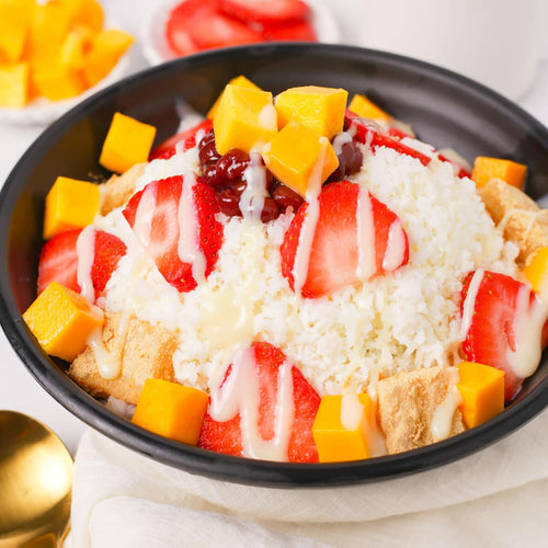 Koreanisches Shaved Ice mit süßen roten Bohnen und Obst - Patbingsu (팥빙수)