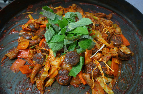 Würzig gebratene koreanische Blutwurst – Sundae-bokkeum (순대볶음)