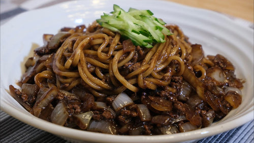 Nudeln mit schwarzer Bohnenpaste – Jjajangmyeon (짜장면)