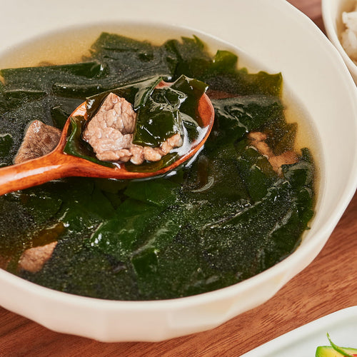 Koreanische Algensuppe mit Rindfleisch - Soegogi miyeokguk (소고기 미역국)