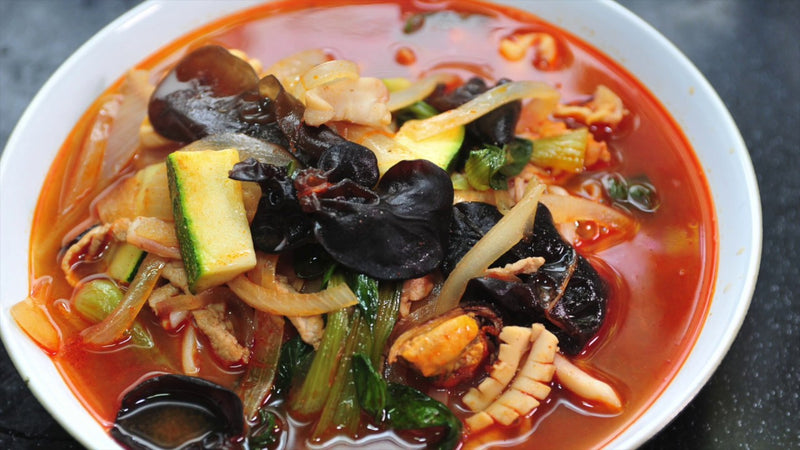 Würzige gemischte koreanische Meeresfrüchte-Nudelsuppe - Jjamppong – Koreanisches Rezept von SONAMU